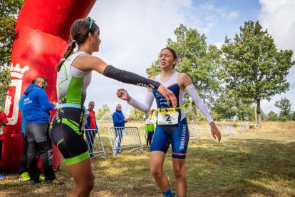 Los jóvenes atletas en las pruebas de bici y carrera