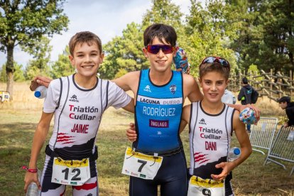 Los jóvenes atletas en las pruebas de bici y carrera