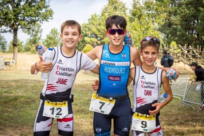 Los jóvenes atletas en las pruebas de bici y carrera