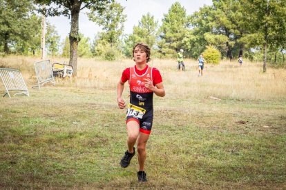 Los jóvenes atletas en las pruebas de bici y carrera