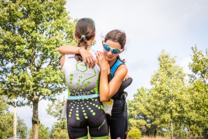 Los jóvenes atletas en las pruebas de bici y carrera