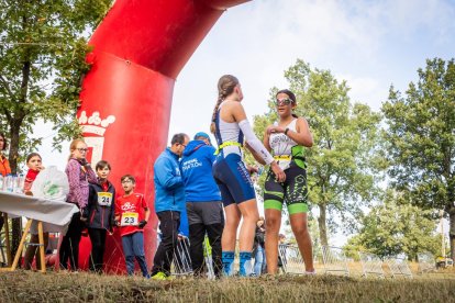 Los jóvenes atletas en las pruebas de bici y carrera