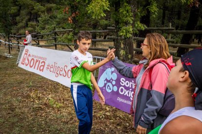 Los jóvenes atletas en las pruebas de bici y carrera