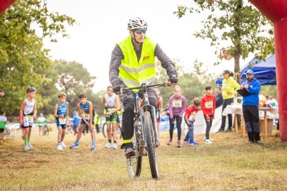 Los jóvenes atletas en las pruebas de bici y carrera