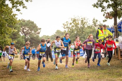 Los jóvenes atletas en las pruebas de bici y carrera