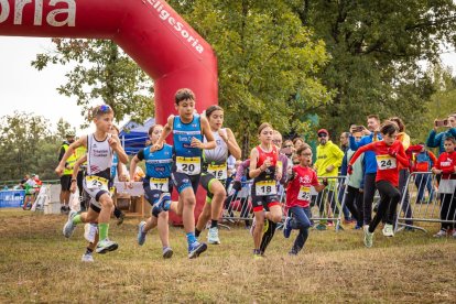 Los jóvenes atletas en las pruebas de bici y carrera