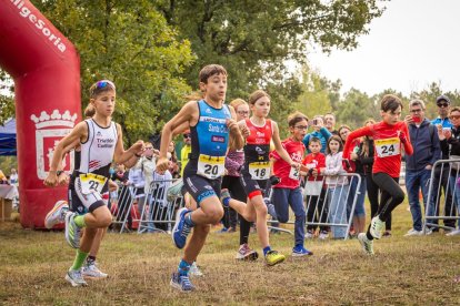 Los jóvenes atletas en las pruebas de bici y carrera