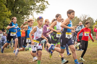 Los jóvenes atletas en las pruebas de bici y carrera