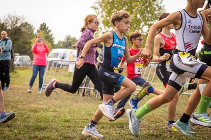 Los jóvenes atletas en las pruebas de bici y carrera