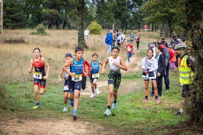 Los jóvenes atletas en las pruebas de bici y carrera