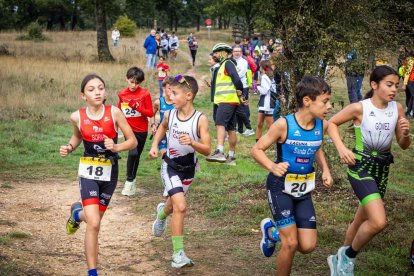 Los jóvenes atletas en las pruebas de bici y carrera