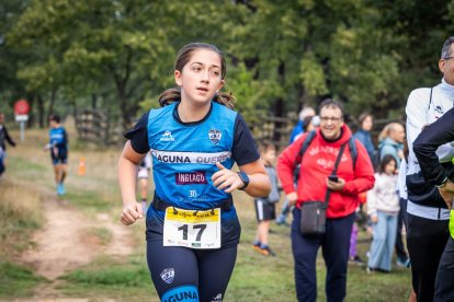 Los jóvenes atletas en las pruebas de bici y carrera