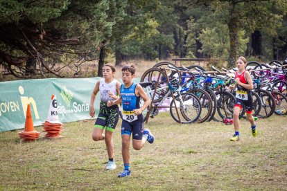 Los jóvenes atletas en las pruebas de bici y carrera