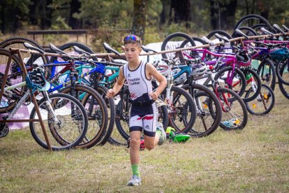 Los jóvenes atletas en las pruebas de bici y carrera