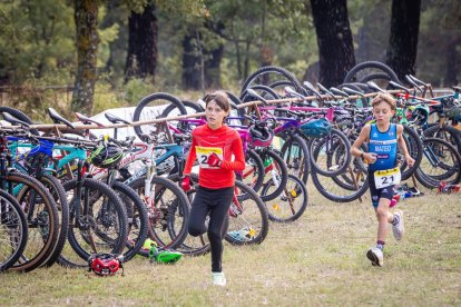 Los jóvenes atletas en las pruebas de bici y carrera