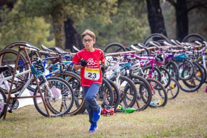 Los jóvenes atletas en las pruebas de bici y carrera