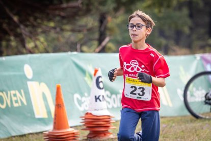 Los jóvenes atletas en las pruebas de bici y carrera