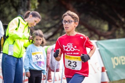 Los jóvenes atletas en las pruebas de bici y carrera