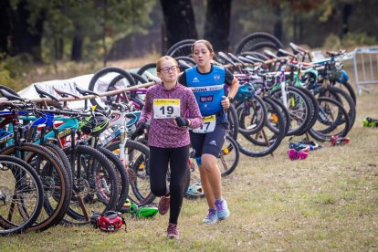 Los jóvenes atletas en las pruebas de bici y carrera