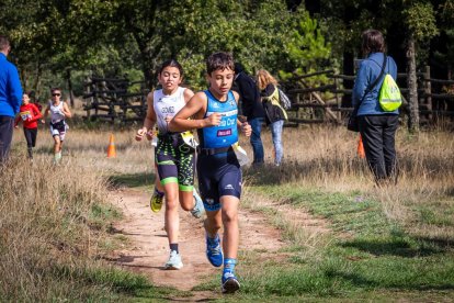 Los jóvenes atletas en las pruebas de bici y carrera