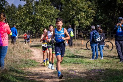 Los jóvenes atletas en las pruebas de bici y carrera