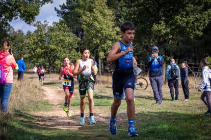 Los jóvenes atletas en las pruebas de bici y carrera