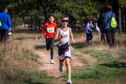 Los jóvenes atletas en las pruebas de bici y carrera