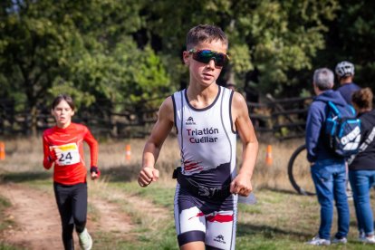 Los jóvenes atletas en las pruebas de bici y carrera