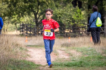 Los jóvenes atletas en las pruebas de bici y carrera