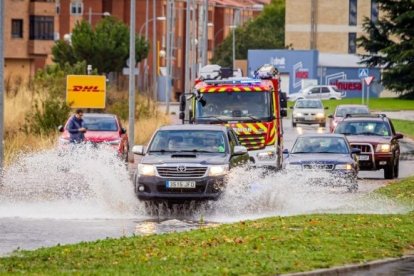 Imágenes de vehículos circulando tras la tormenta del sábado.