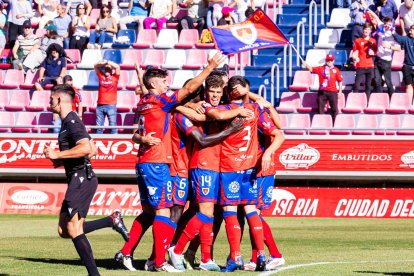 David Sanz celebrando con sus compañeros uno de los goles del Numancia.