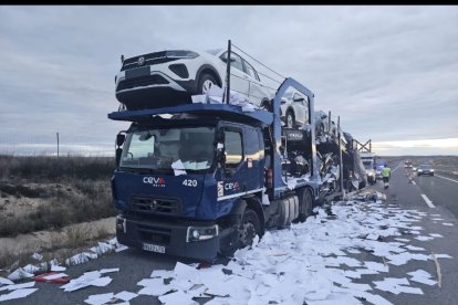 el camión que transportaba turismos en el lugar del accidente.