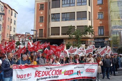 Miembros de UGT y CCOO Soria durante la concentración frente a la sede de FOES.