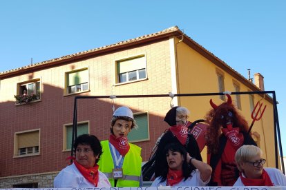 Los diablillos junto a las mujeres que los confeccionan en fiestas pasadas.