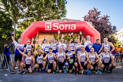 Los atletas del Club Atletismo Puente del Canto antes de tomar la salida.