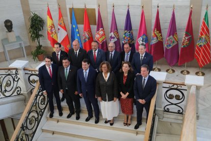 El presidente de la Junta de Castilla y León, Alfonso Fernández Mañueco, preside el acto de firma de varios protocolos en materia de vivienda entre el Gobierno autonómico y las diputaciones provinciales de la Comunidad