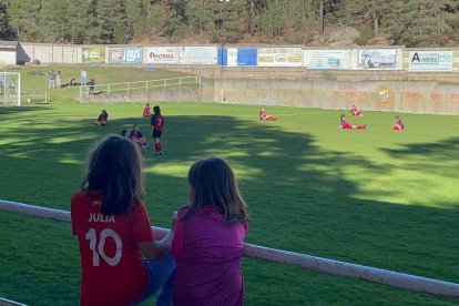 Las jugadoras del Norma sentadas en el césped a modo de protesta.