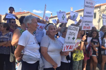 Vecinos de Villar del Río en una de las protestas para solicitar la farmacia.