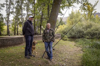 Los pescadores sacaron las cañas a las orillas del río Duero