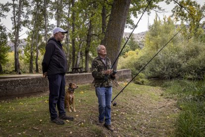 Los pescadores sacaron las cañas a las orillas del río Duero