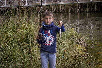 Los pescadores sacaron las cañas a las orillas del río Duero