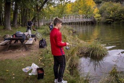 Los pescadores sacaron las cañas a las orillas del río Duero