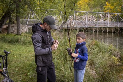 Los pescadores sacaron las cañas a las orillas del río Duero