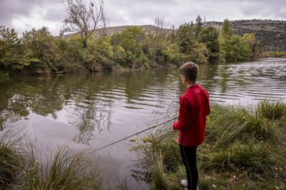 Los pescadores sacaron las cañas a las orillas del río Duero