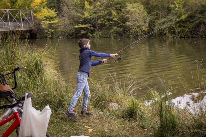 Los pescadores sacaron las cañas a las orillas del río Duero