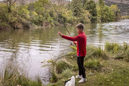 Los pescadores sacaron las cañas a las orillas del río Duero