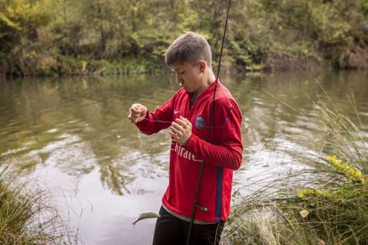 Los pescadores sacaron las cañas a las orillas del río Duero