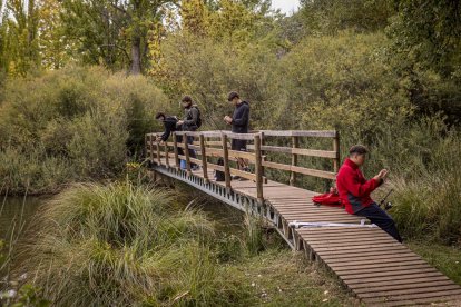 Los pescadores sacaron las cañas a las orillas del río Duero