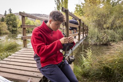 Los pescadores sacaron las cañas a las orillas del río Duero