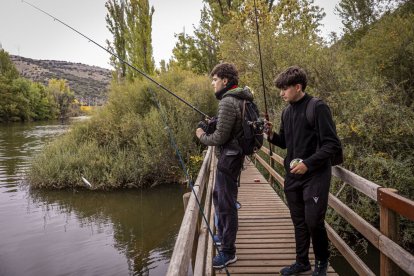 Los pescadores sacaron las cañas a las orillas del río Duero